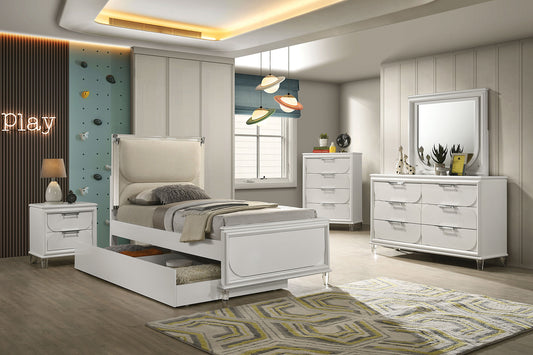 Lareina 4 Pc White FM72081WH Bedroom Set